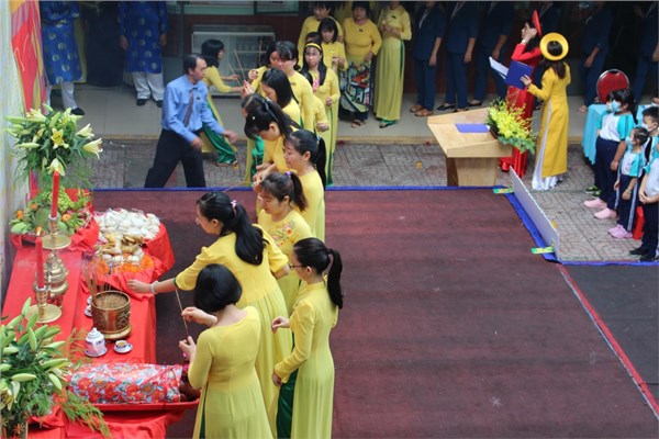 Giỗ Tổ Hùng Vương là dịp để Nhân dân cả nước hướng về “Nguồn cội” với 1 tấm lòng biết ơn sâu sắc các Vua Hùng đã có công dựng nước và các bậc tiền nhân kiên cường chống giặc ngoại xâm giữ nước. Chính vì lẽ ấy, sáng ngày 19/4/2021 trường TH Hanh Thông long trọng tổ chức nghi lễ Giỗ Quốc Tổ Vua Hùng để góp phần gìn giữ một Di sản vô cùng giá trị, độc đáo, đã tồn tại hàng nghìn năm, ăn sâu vào tâm hồn, tình cảm, trở thành đạo lý truyền thống của đồng bào cả nước.
